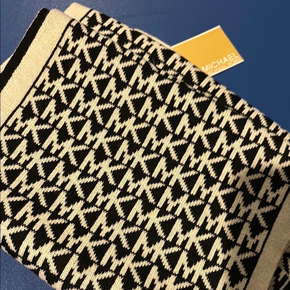 NWT Michael Kors Black and White Patterned Scarf - Picture 4 of 4
